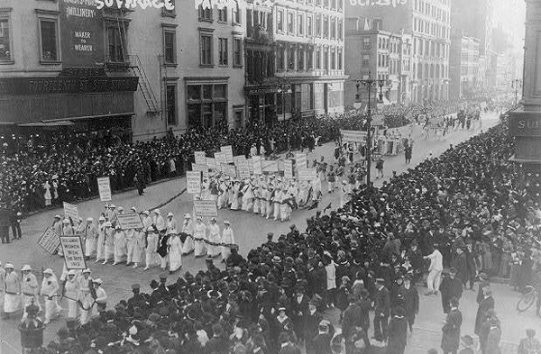 23 Ekim 1915'te Newyork'ta 20 bin kadın oy hakkı için yürüdü. 
Kaynak: Bain Koleksiyonu, Kongre kütüphanesi aracılığıyla kamuya sunulmuştur.