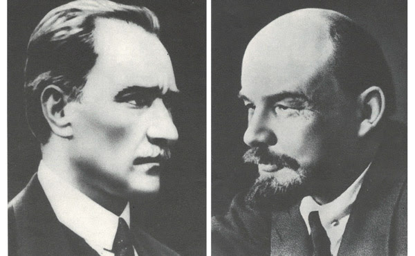 Mustafa Kemal Atatürk ve Lenin'in karşılıklı hale getirilmiş fotoğrafı