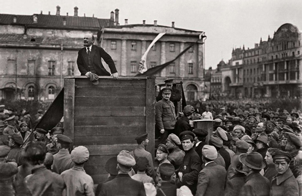 Lenin kürsüde konuşma yapıyor
